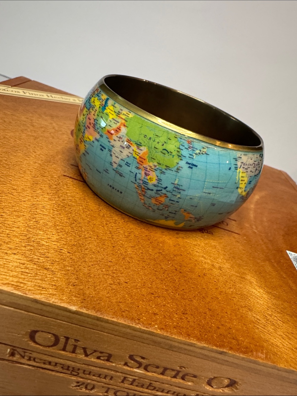 World Globe Map Bracelet Wide Curved Brass Bangle Vintage 1980-1990's - Picture 6 of 9